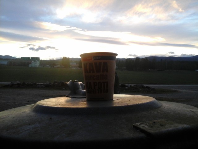 Dobra kava ob sončnem zahodu